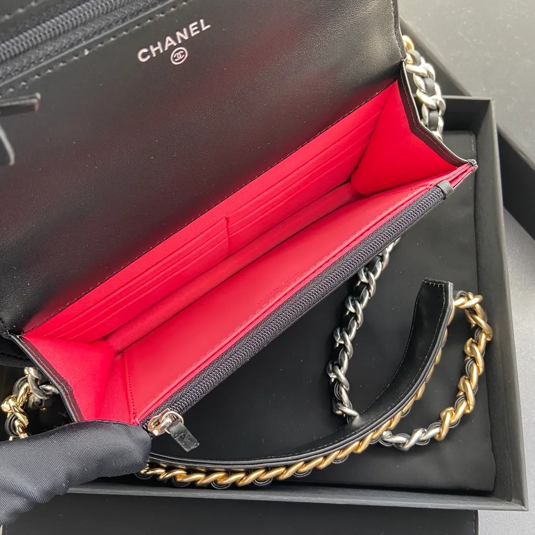 Xiaoxiang imported Italian leather Item number: 3267 💰: 900 Size: w19.5×h13.5×d3.5cm Color: black sheepskin silver hardware