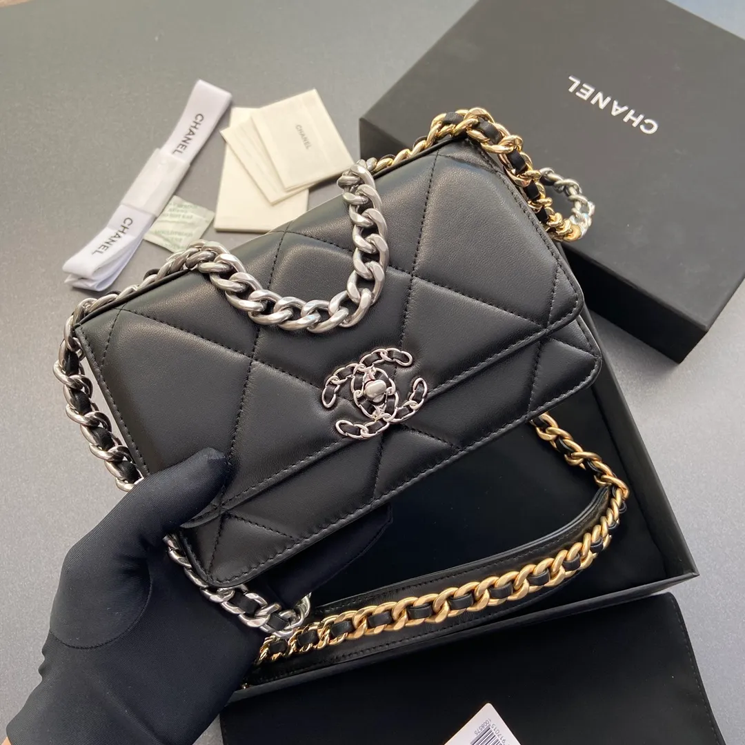 Xiaoxiang imported Italian leather Item number: 3267 💰: 900 Size: w19.5×h13.5×d3.5cm Color: black sheepskin silver hardware