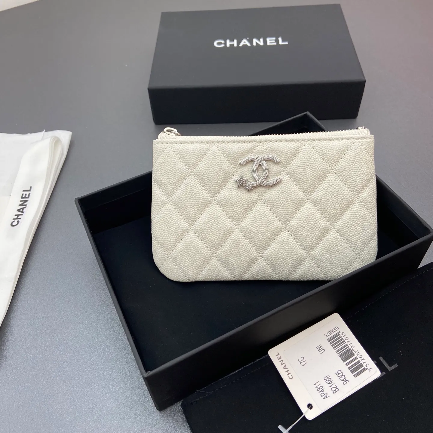 25b new series caviar cowhide with stars ⭐logo shiny blingblibg~coin purse series item number: A 4811 price: 320 size: w15×8.5cm color: white fine ball pattern silver star hardware