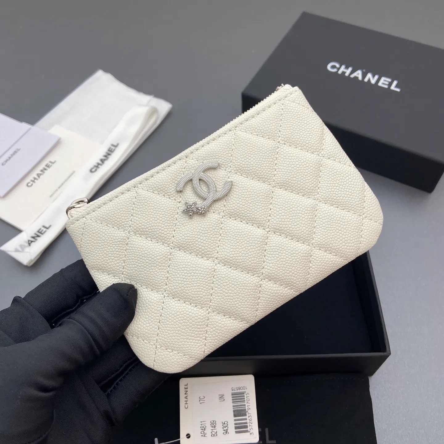 25b new series caviar cowhide with stars ⭐logo shiny blingblibg~coin purse series item number: A 4811 price: 320 size: w15×8.5cm color: white fine ball pattern silver star hardware