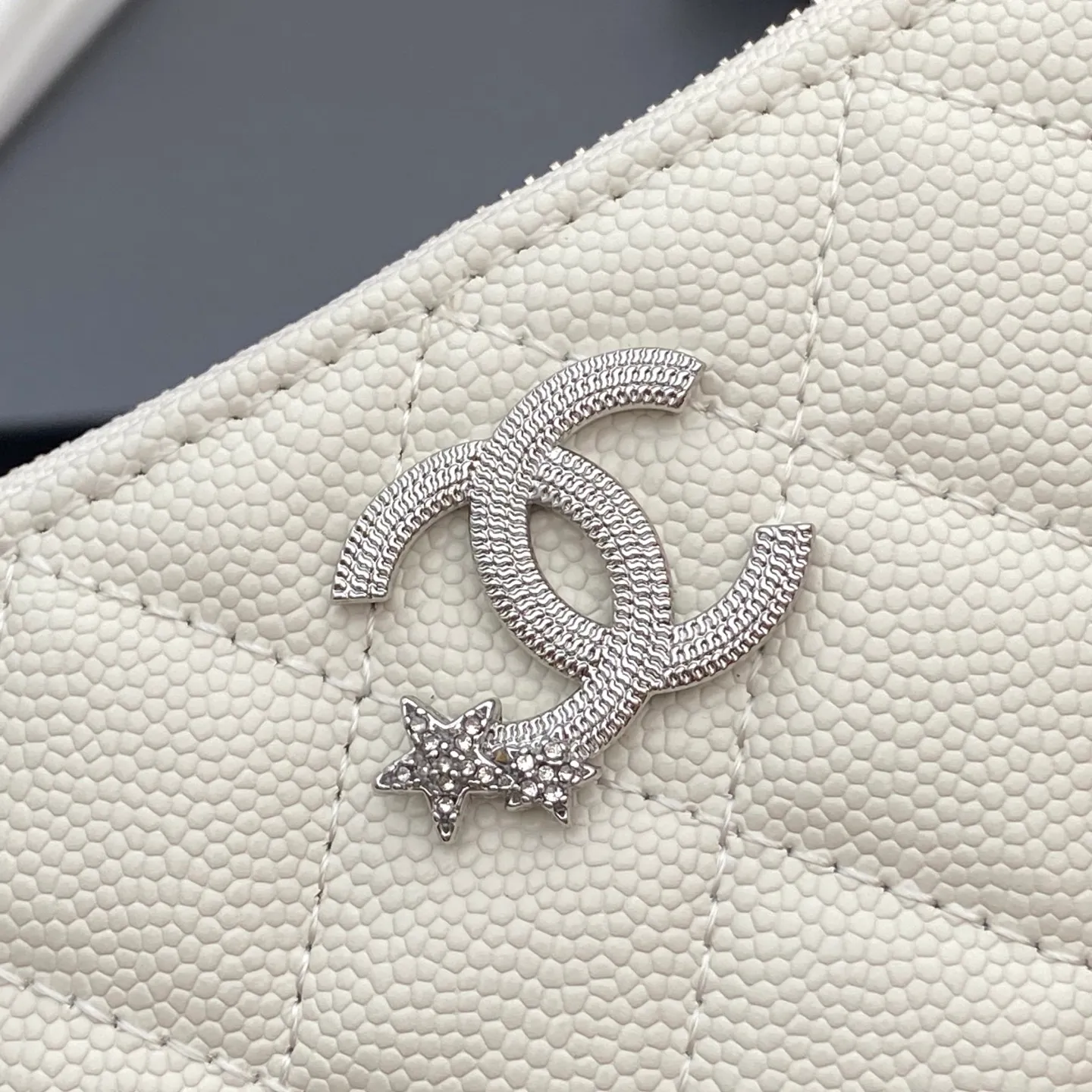 25b new series caviar cowhide with stars ⭐logo shiny blingblibg~coin purse series item number: A 4811 price: 320 size: w15×8.5cm color: white fine ball pattern silver star hardware