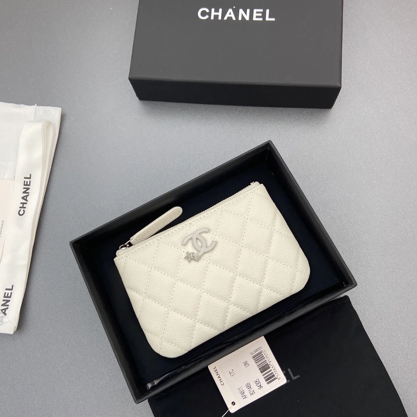 25b new series caviar cowhide with stars ⭐logo shiny blingblibg~coin purse series item number: A 4811 price: 320 size: w15×8.5cm color: white fine ball pattern silver star hardware