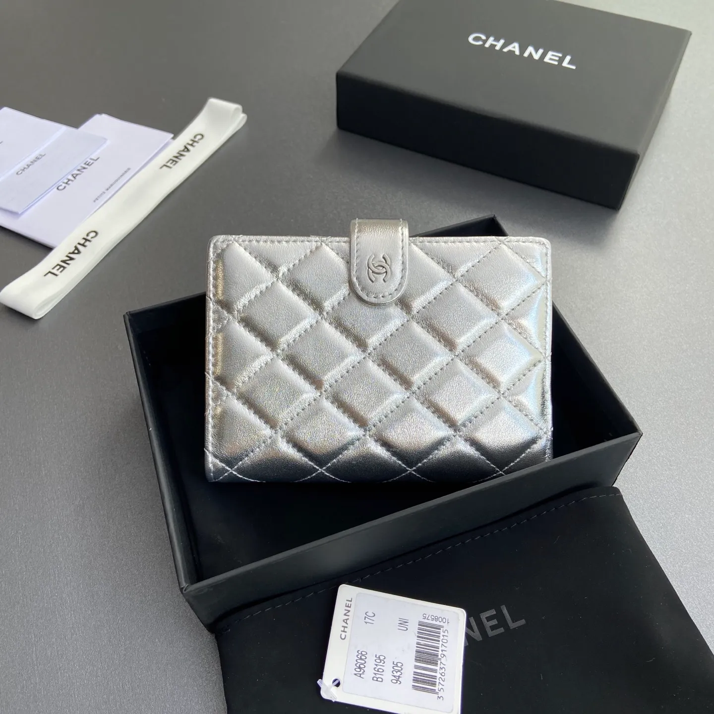 [Special grade hardware original leather] ¥440 Xiaoxiang passport holder series Quilted with iconic metal logo Gold tone metal hardware, special Italian imported leather 4 card slots, 1 small zipper pocket. 1 banknote compartment, 1 passport holder card slot No.: 96066 Silver sheepskin silver buckle Size: w10×h14×d2cm