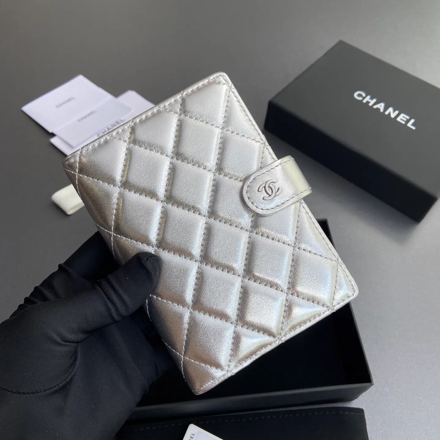 [Special grade hardware original leather] ¥440 Xiaoxiang passport holder series Quilted with iconic metal logo Gold tone metal hardware, special Italian imported leather 4 card slots, 1 small zipper pocket. 1 banknote compartment, 1 passport holder card slot No.: 96066 Silver sheepskin silver buckle Size: w10×h14×d2cm