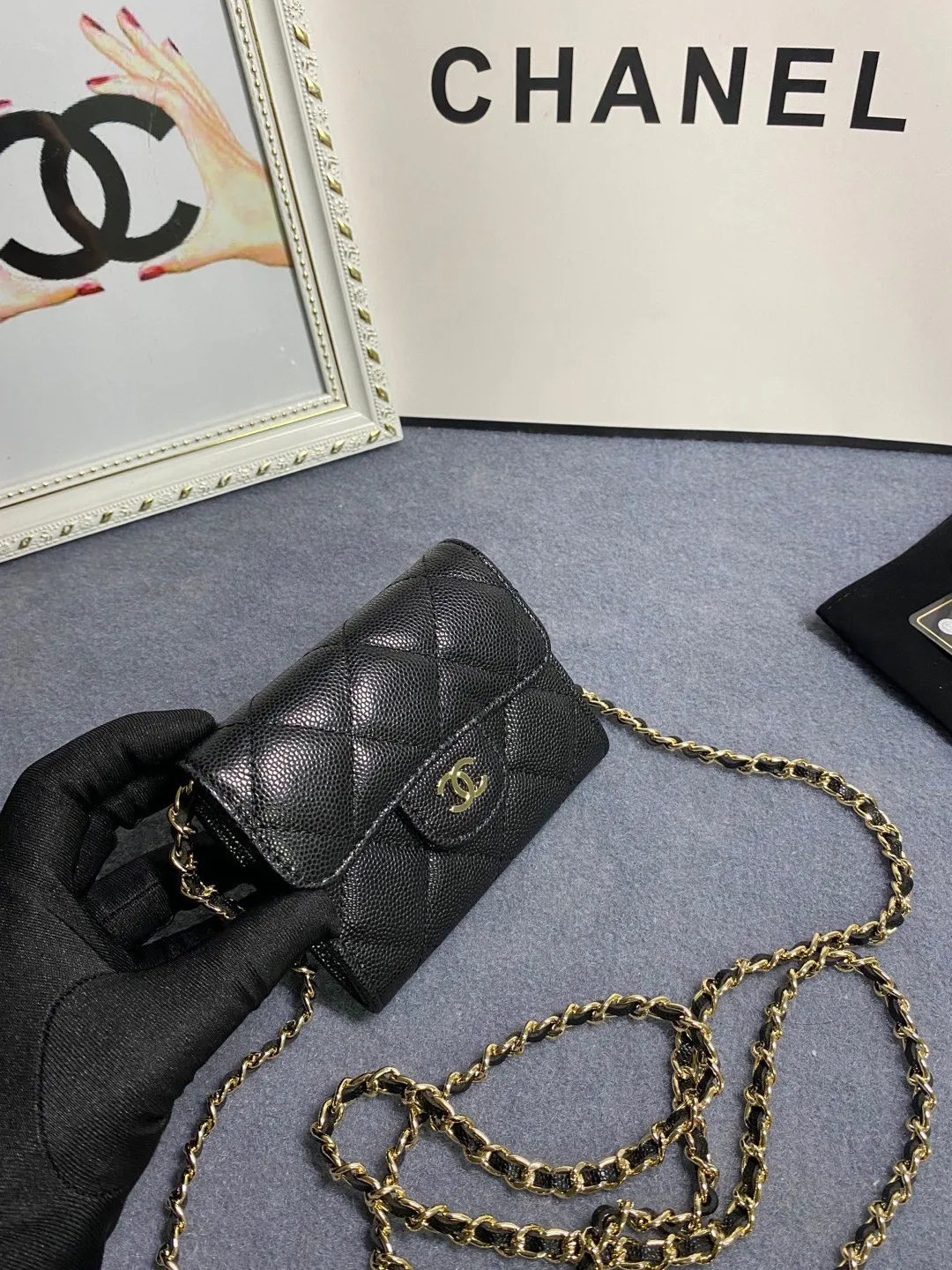 New models in stock! Classic chain dinner bag model 81082 imported caviar/small ball pattern with light hardware 💋 Built-in two sandwich compartments with large capacity, plus a back pocket, it is so convenient! Size: 12*8.5*2.5cm💰520