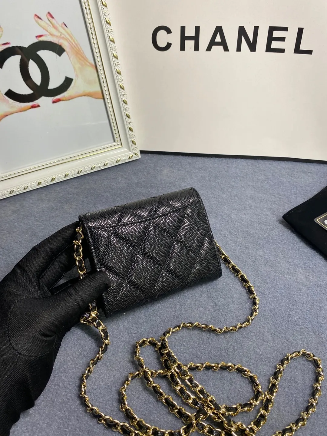 New models in stock! Classic chain dinner bag model 81082 imported caviar/small ball pattern with light hardware 💋 Built-in two sandwich compartments with large capacity, plus a back pocket, it is so convenient! Size: 12*8.5*2.5cm💰520