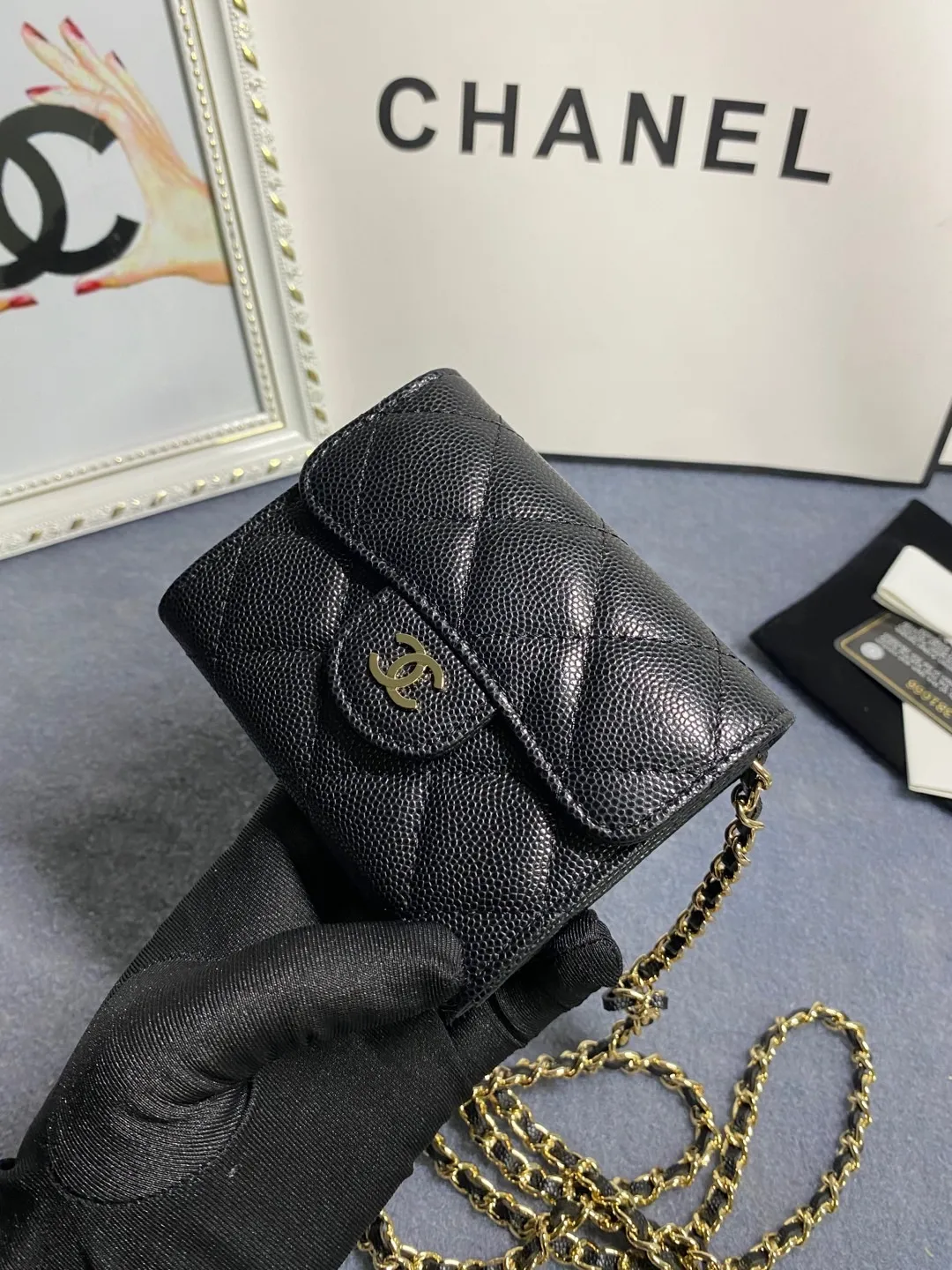 New models in stock! Classic chain dinner bag model 81082 imported caviar/small ball pattern with light hardware 💋 Built-in two sandwich compartments with large capacity, plus a back pocket, it is so convenient! Size: 12*8.5*2.5cm💰520