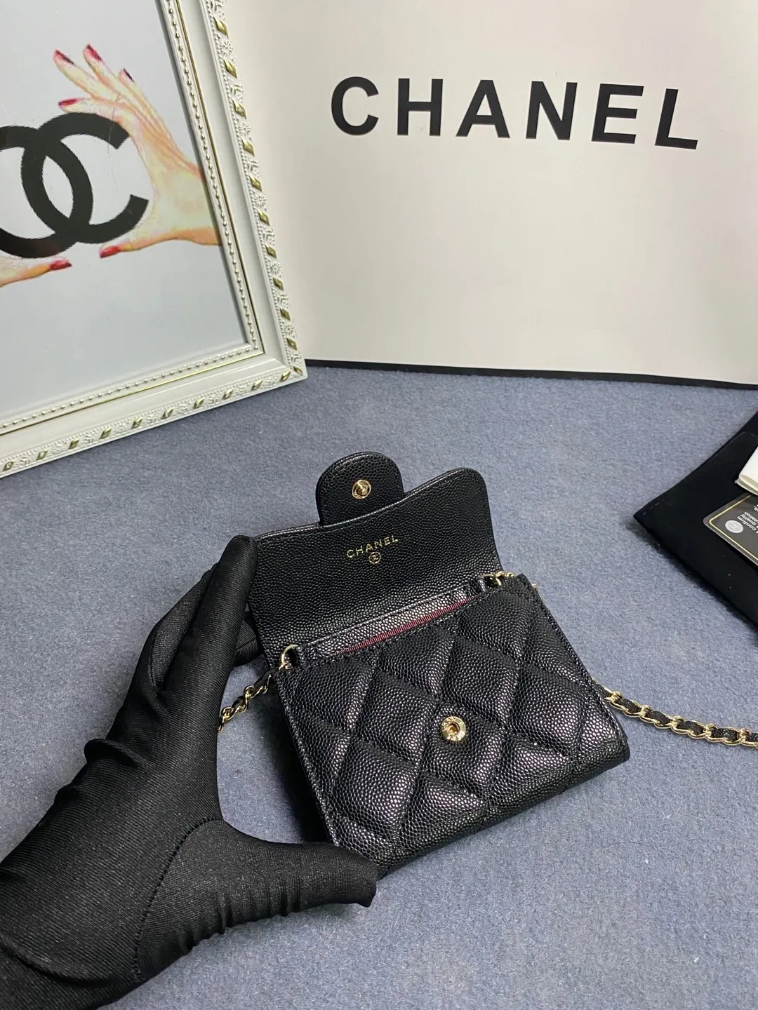 New models in stock! Classic chain dinner bag model 81082 imported caviar/small ball pattern with light hardware 💋 Built-in two sandwich compartments with large capacity, plus a back pocket, it is so convenient! Size: 12*8.5*2.5cm💰520