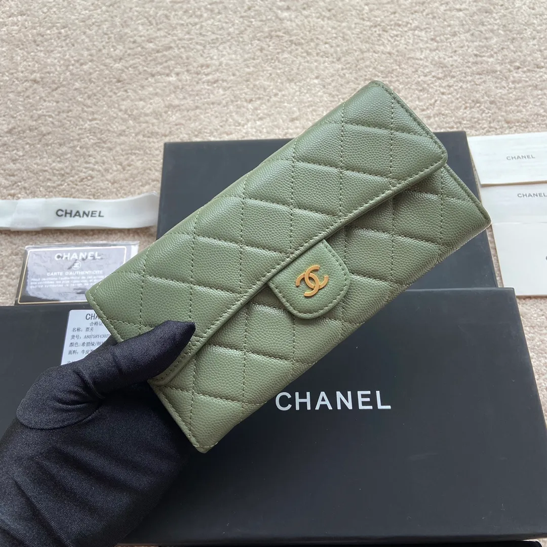 Xiaoxiang imported Italian grained calfskin Item number: A80758 Price: 460 Size: w19×h10.5×3cm Color: Green fine ball grain leather Gold steel mark
