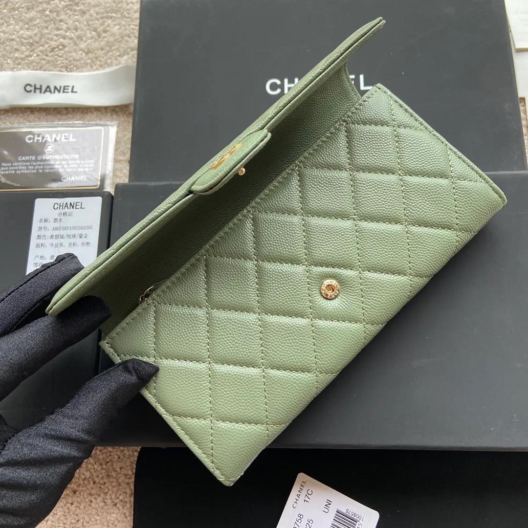 Xiaoxiang imported Italian grained calfskin Item number: A80758 Price: 460 Size: w19×h10.5×3cm Color: Green fine ball grain leather Gold steel mark