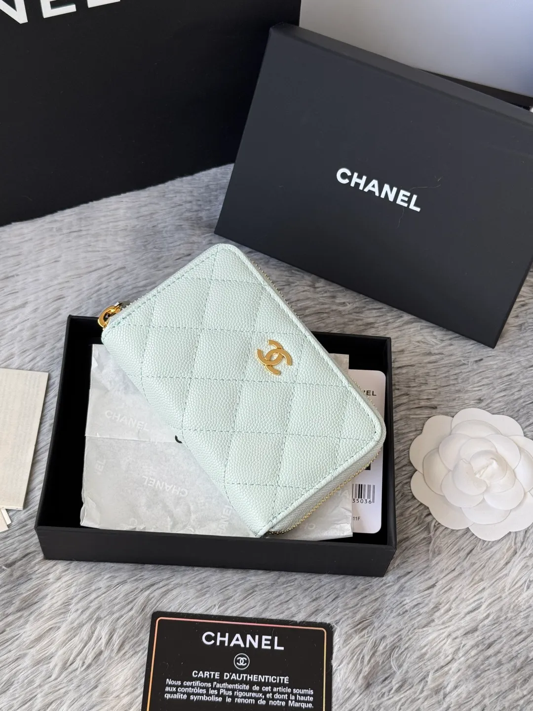 Medium size 💰360💰 finally arrived, chanel 25c oversized zipper bag with zipper inside. First place to eat melon. Large black gold cow coin purse with inner zipper. Made of caviar cowhide. Ginza sa is great. Enthusiastic and patient. I picked up a bunch of black gold card holders. There are several popular coin purses. I went for the L-shaped zipper coin purse. I tried it on the spot. My nails are a little difficult to insert cards. The 25c model is enlarged and looks great. The upgraded version is very practical. Buy it quickly! chanel25c chanel coin purse chanel card holder card holder recommended zipper coin purse chanel number: 3686 (0112) 25c size: 12*5cmx8cmx2cm