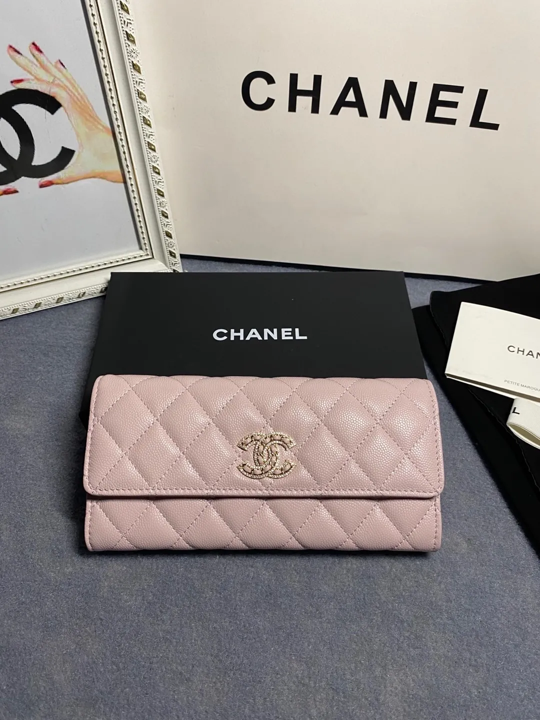 22 new styles. CHANEL. The two-fold wallet with long clip flap has arrived❤️First-layer cowhide with new luogo, the same design surrounded by diamonds on the side of the leather❤️The details are so beautiful❤️Model number Ap5480B size 10*19.5*2.5cm. 💰560
