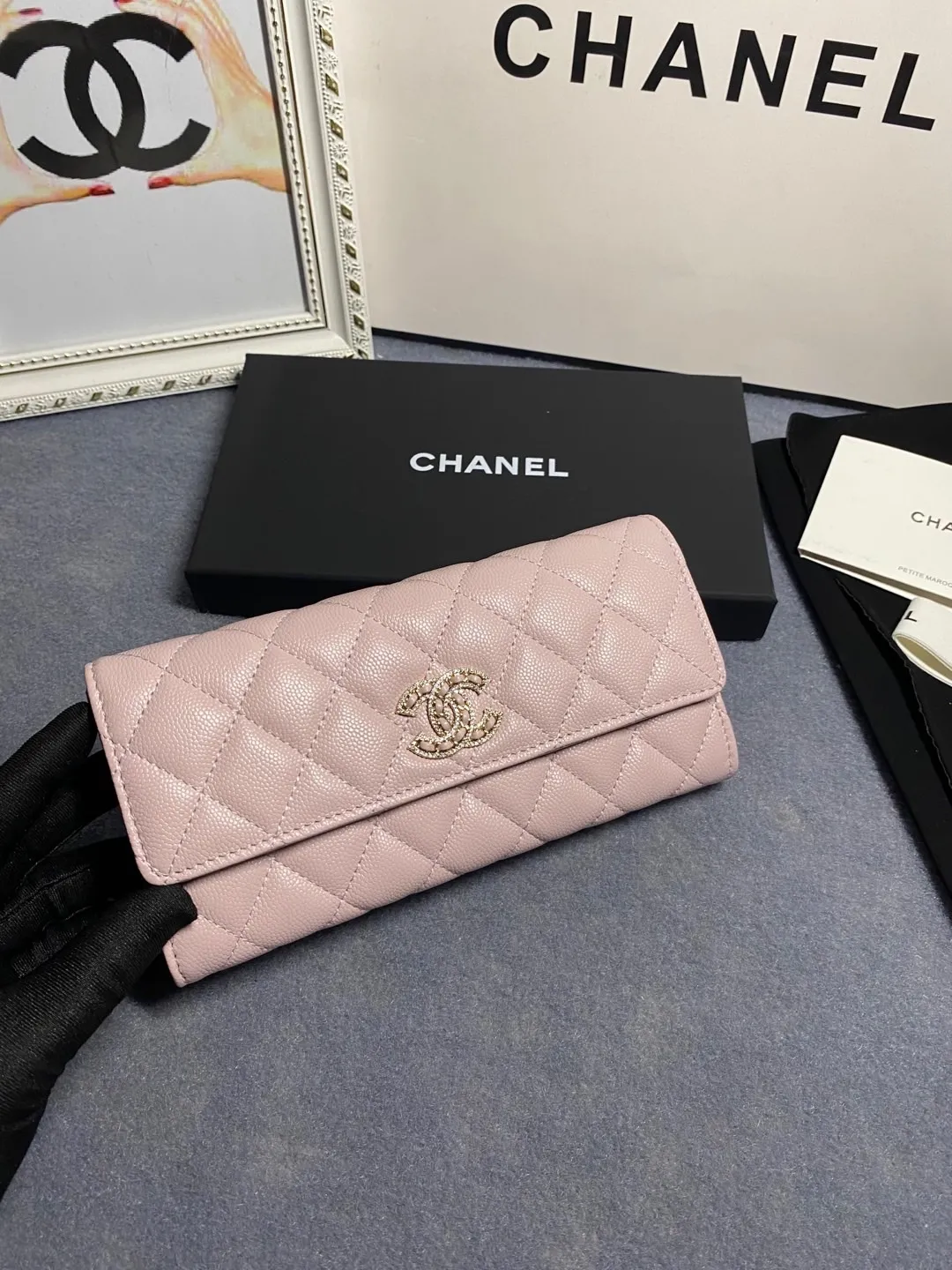 22 new styles. CHANEL. The two-fold wallet with long clip flap has arrived❤️First-layer cowhide with new luogo, the same design surrounded by diamonds on the side of the leather❤️The details are so beautiful❤️Model number Ap5480B size 10*19.5*2.5cm. 💰560