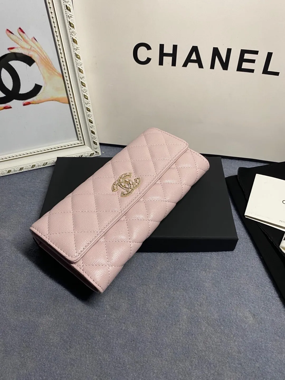 22 new styles. CHANEL. The two-fold wallet with long clip flap has arrived❤️First-layer cowhide with new luogo, the same design surrounded by diamonds on the side of the leather❤️The details are so beautiful❤️Model number Ap5480B size 10*19.5*2.5cm. 💰560