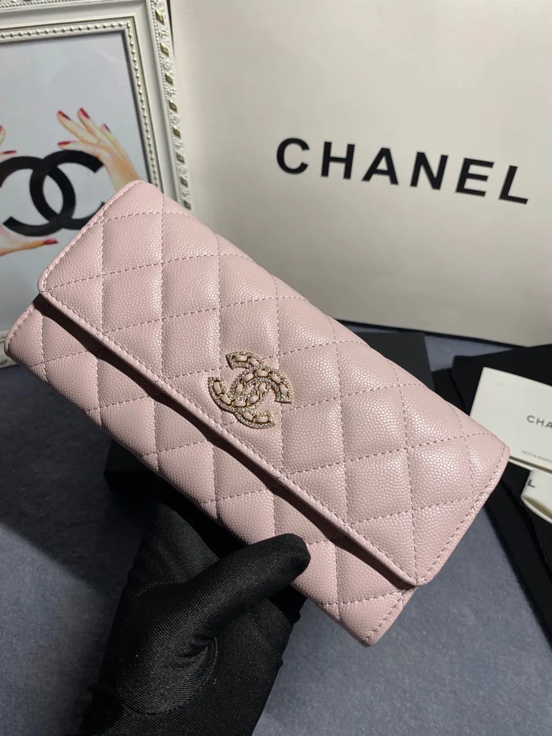 22 new styles. CHANEL. The two-fold wallet with long clip flap has arrived❤️First-layer cowhide with new luogo, the same design surrounded by diamonds on the side of the leather❤️The details are so beautiful❤️Model number Ap5480B size 10*19.5*2.5cm. 💰560