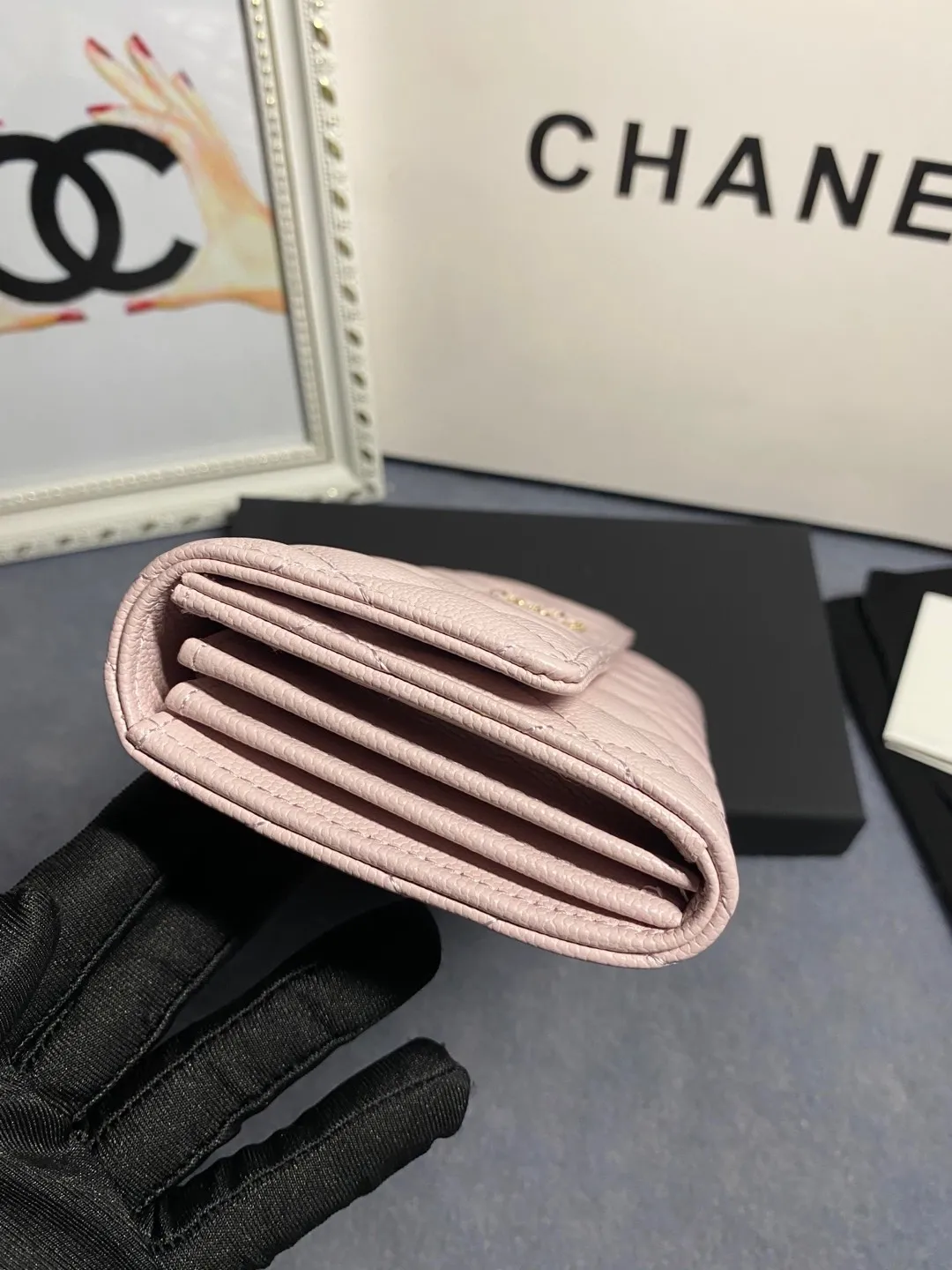 22 new styles. CHANEL. The two-fold wallet with long clip flap has arrived❤️First-layer cowhide with new luogo, the same design surrounded by diamonds on the side of the leather❤️The details are so beautiful❤️Model number Ap5480B size 10*19.5*2.5cm. 💰560
