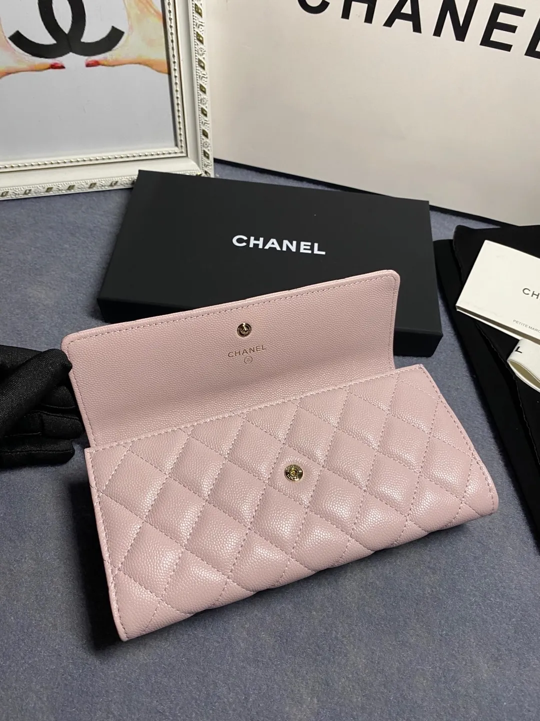 22 new styles. CHANEL. The two-fold wallet with long clip flap has arrived❤️First-layer cowhide with new luogo, the same design surrounded by diamonds on the side of the leather❤️The details are so beautiful❤️Model number Ap5480B size 10*19.5*2.5cm. 💰560