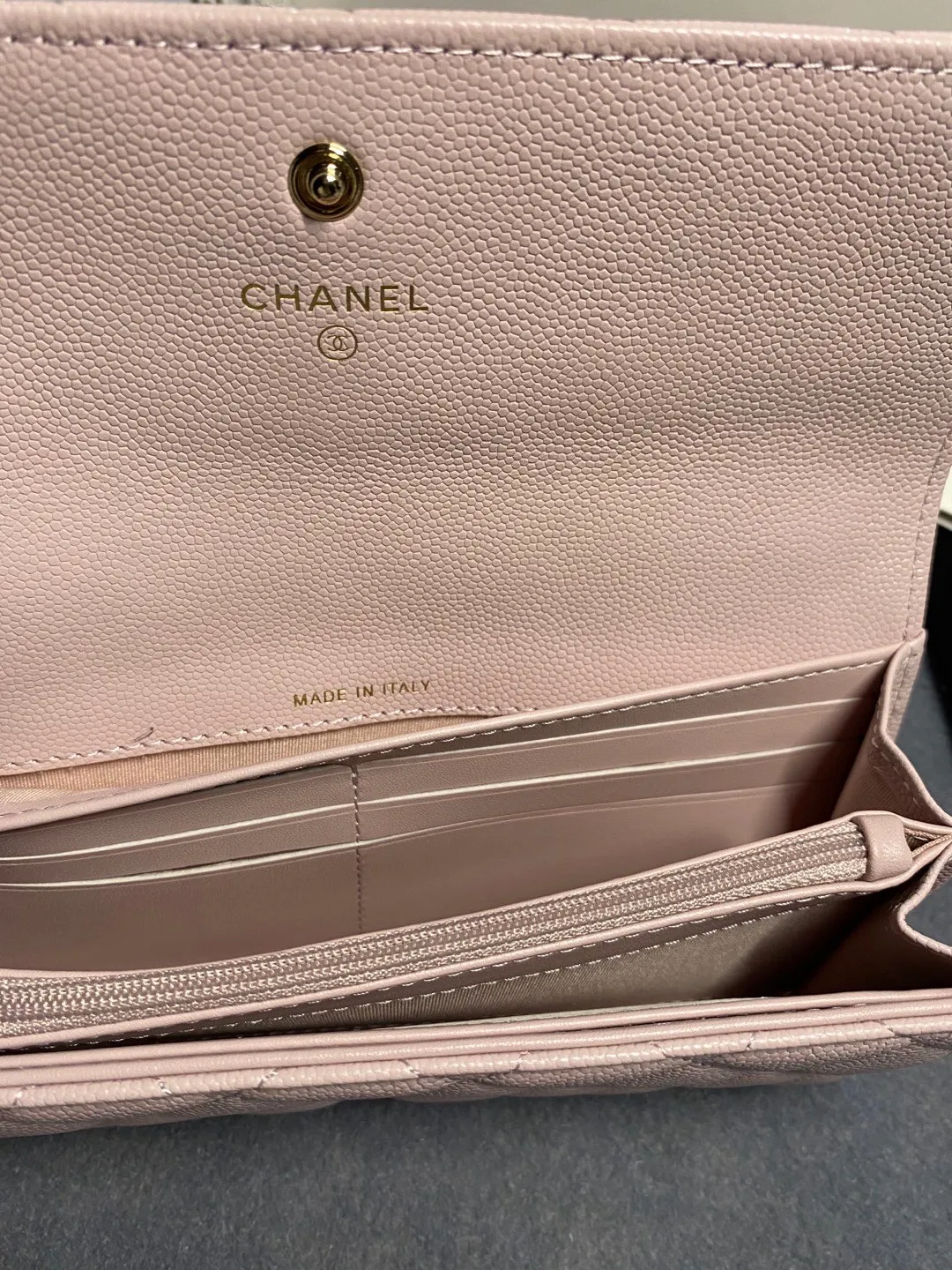 22 new styles. CHANEL. The two-fold wallet with long clip flap has arrived❤️First-layer cowhide with new luogo, the same design surrounded by diamonds on the side of the leather❤️The details are so beautiful❤️Model number Ap5480B size 10*19.5*2.5cm. 💰560