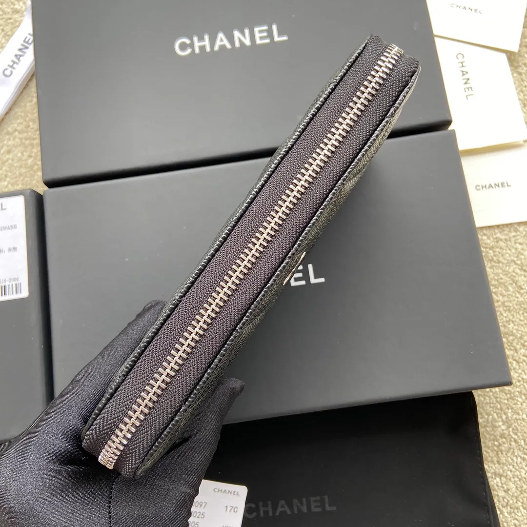 Xiaoxiang imported Italian grained calfskin Item number: A50097 💰: 460 Size: w19.5×h10.5×d2cm Color: black ball pattern with silver steel mark