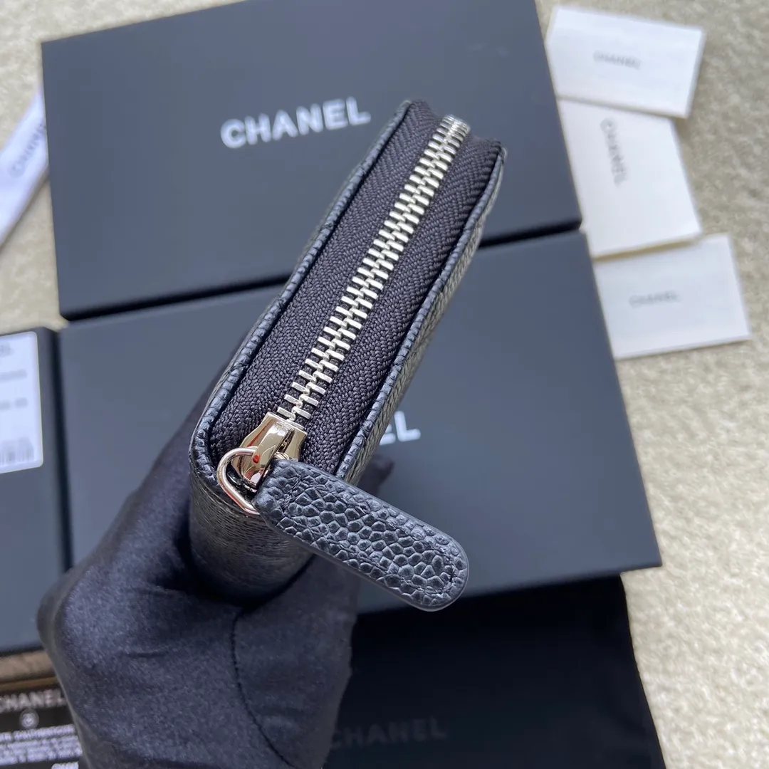 Xiaoxiang imported Italian grained calfskin Item number: A50097 💰: 460 Size: w19.5×h10.5×d2cm Color: black ball pattern with silver steel mark