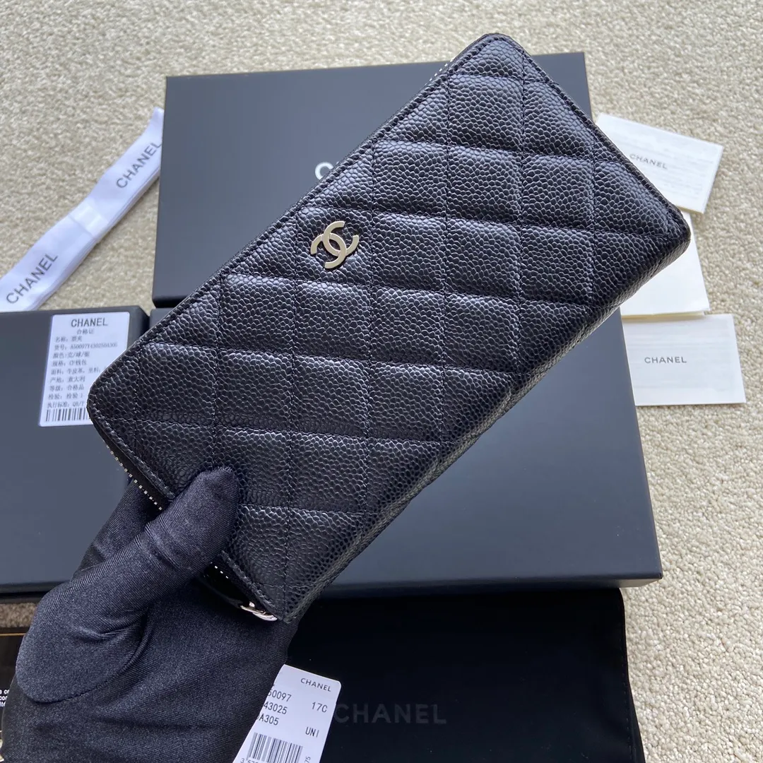Xiaoxiang imported Italian grained calfskin Item number: A50097 💰: 460 Size: w19.5×h10.5×d2cm Color: black ball pattern with silver steel mark