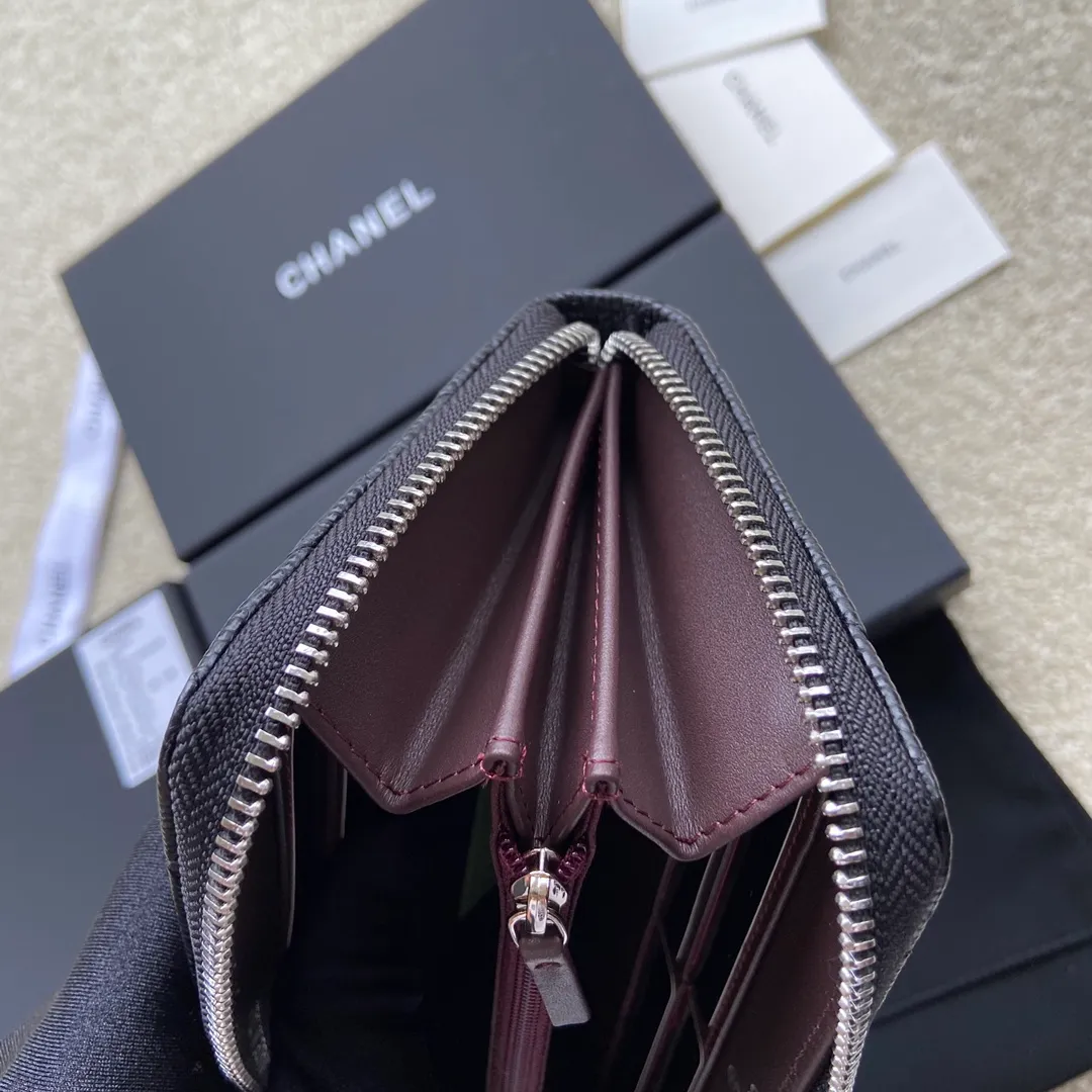 Xiaoxiang imported Italian grained calfskin Item number: A50097 💰: 460 Size: w19.5×h10.5×d2cm Color: black ball pattern with silver steel mark