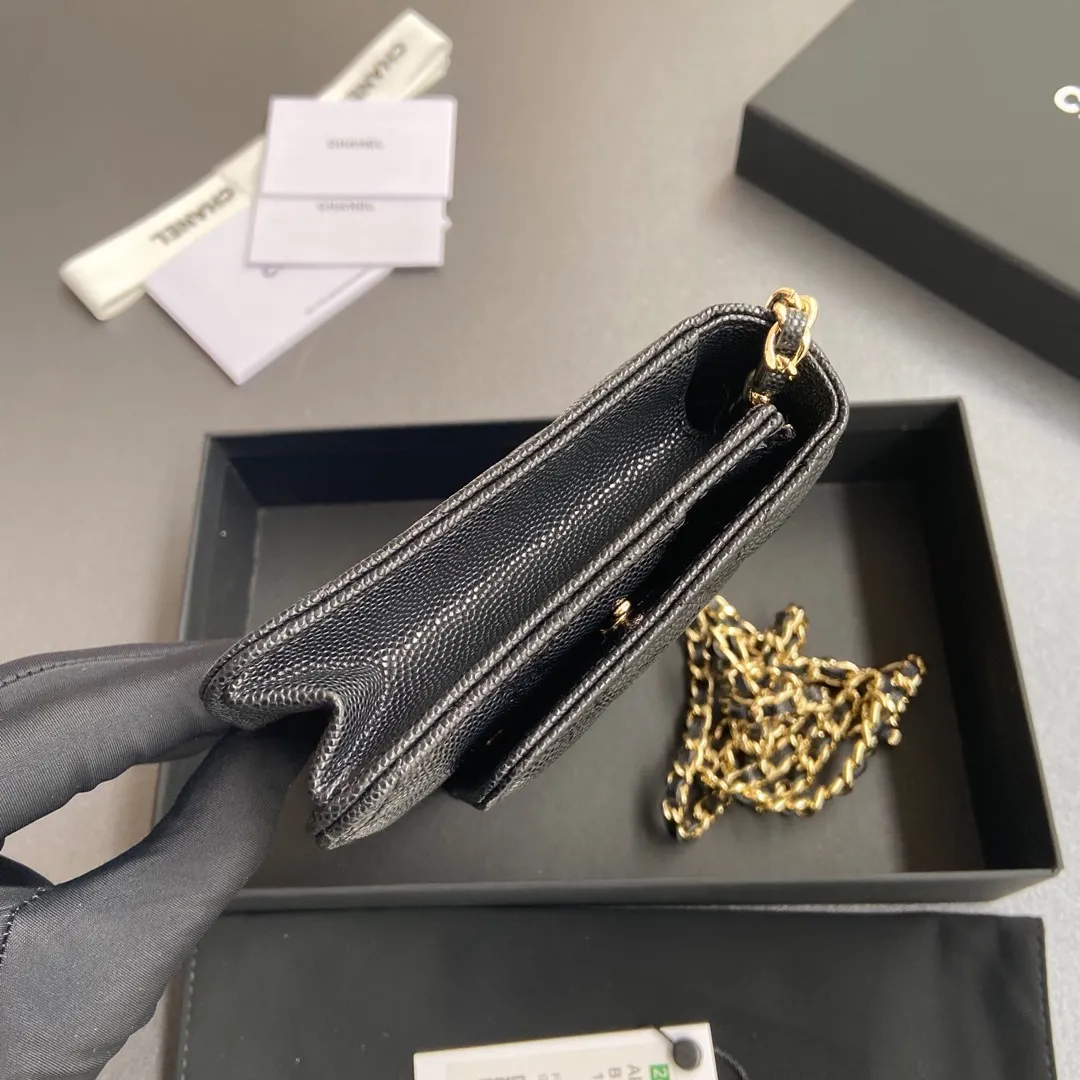 Xiaoxiang imported Italian grained calfskin Item number: AP7942 Price: 800 Size: w20×h13×d3.5cm Color: Black fine ball pattern gold steel mark