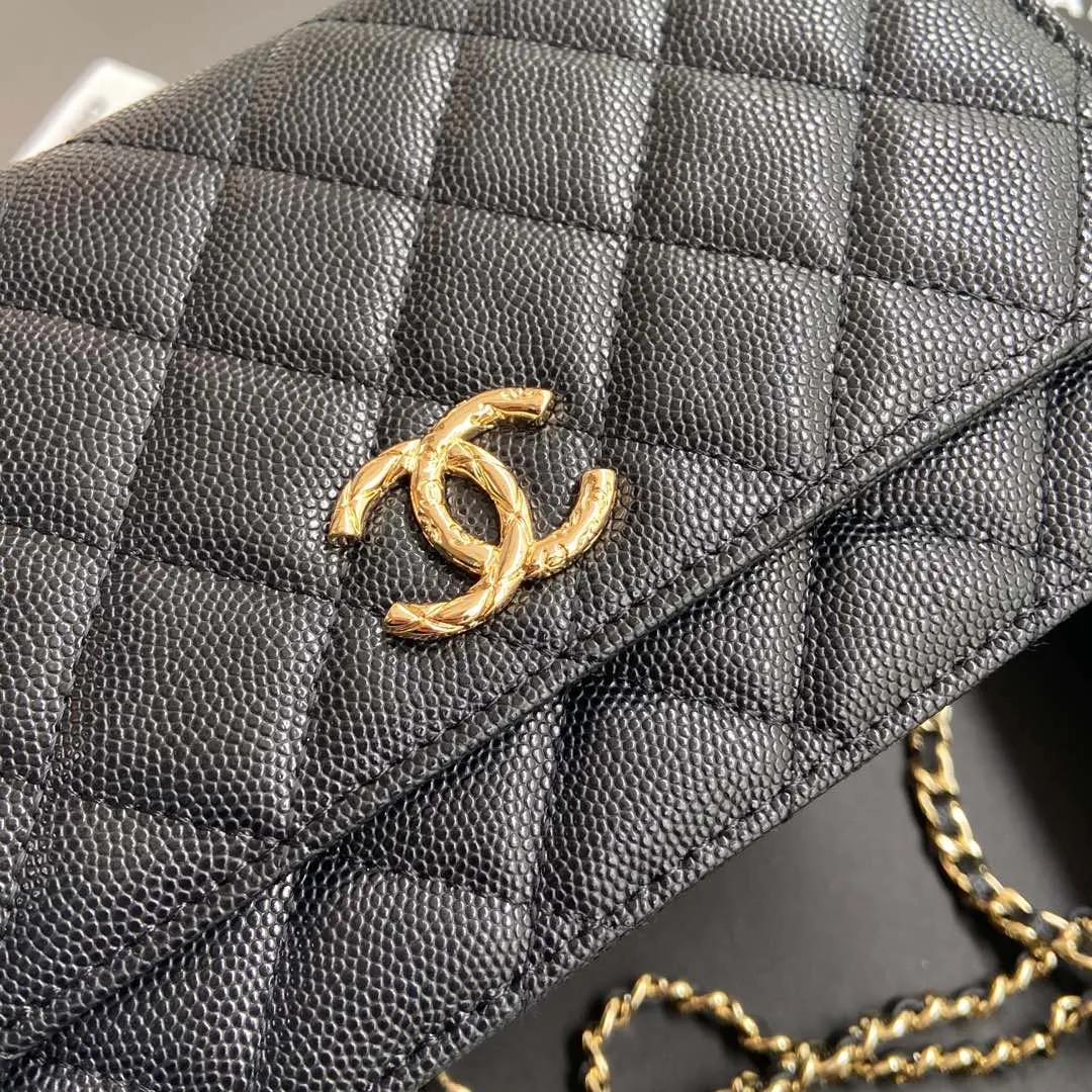 Xiaoxiang imported Italian grained calfskin Item number: AP7942 Price: 800 Size: w20×h13×d3.5cm Color: Black fine ball pattern gold steel mark