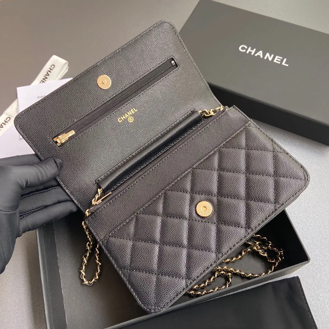 Xiaoxiang imported Italian grained calfskin Item number: AP7942 Price: 800 Size: w20×h13×d3.5cm Color: Black fine ball pattern gold steel mark