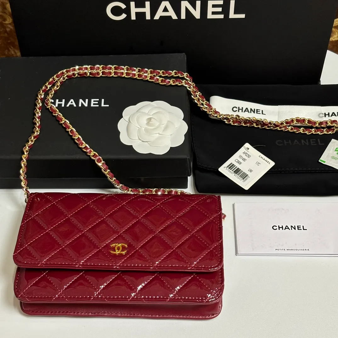 💰640 upgraded version of CHANE WOC chain bag💦Model number Ap500! ! ! Different from the previous classics, the current model uses suction buckles, which is more convenient.... One piece of leather to the end [Color] [Color] [Color] Top leather hardware, original quality! The details are so beautiful and the complete package! Size 19.5*12*3.5cm