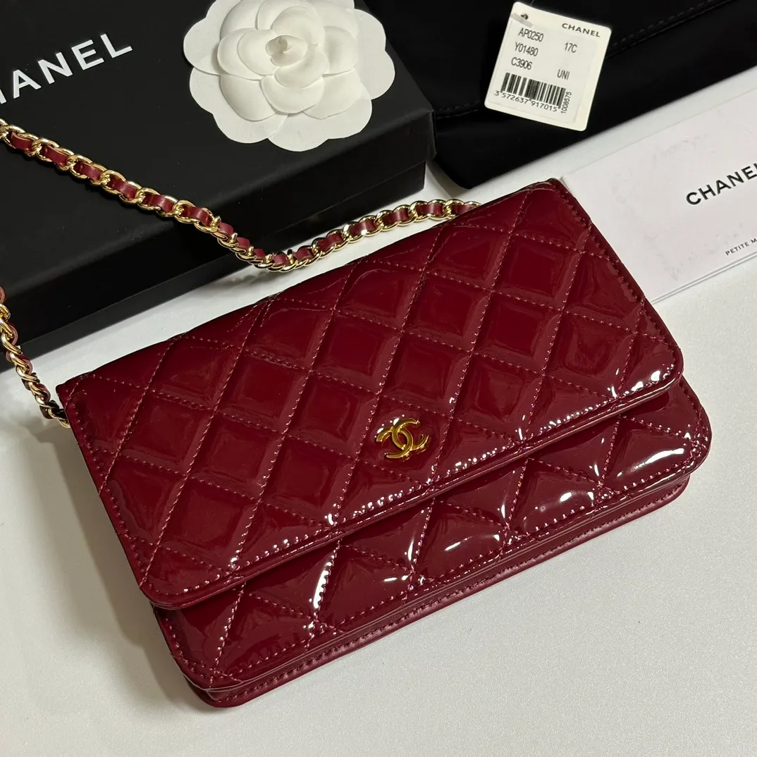 💰640 upgraded version of CHANE WOC chain bag💦Model number Ap500! ! ! Different from the previous classics, the current model uses suction buckles, which is more convenient.... One piece of leather to the end [Color] [Color] [Color] Top leather hardware, original quality! The details are so beautiful and the complete package! Size 19.5*12*3.5cm