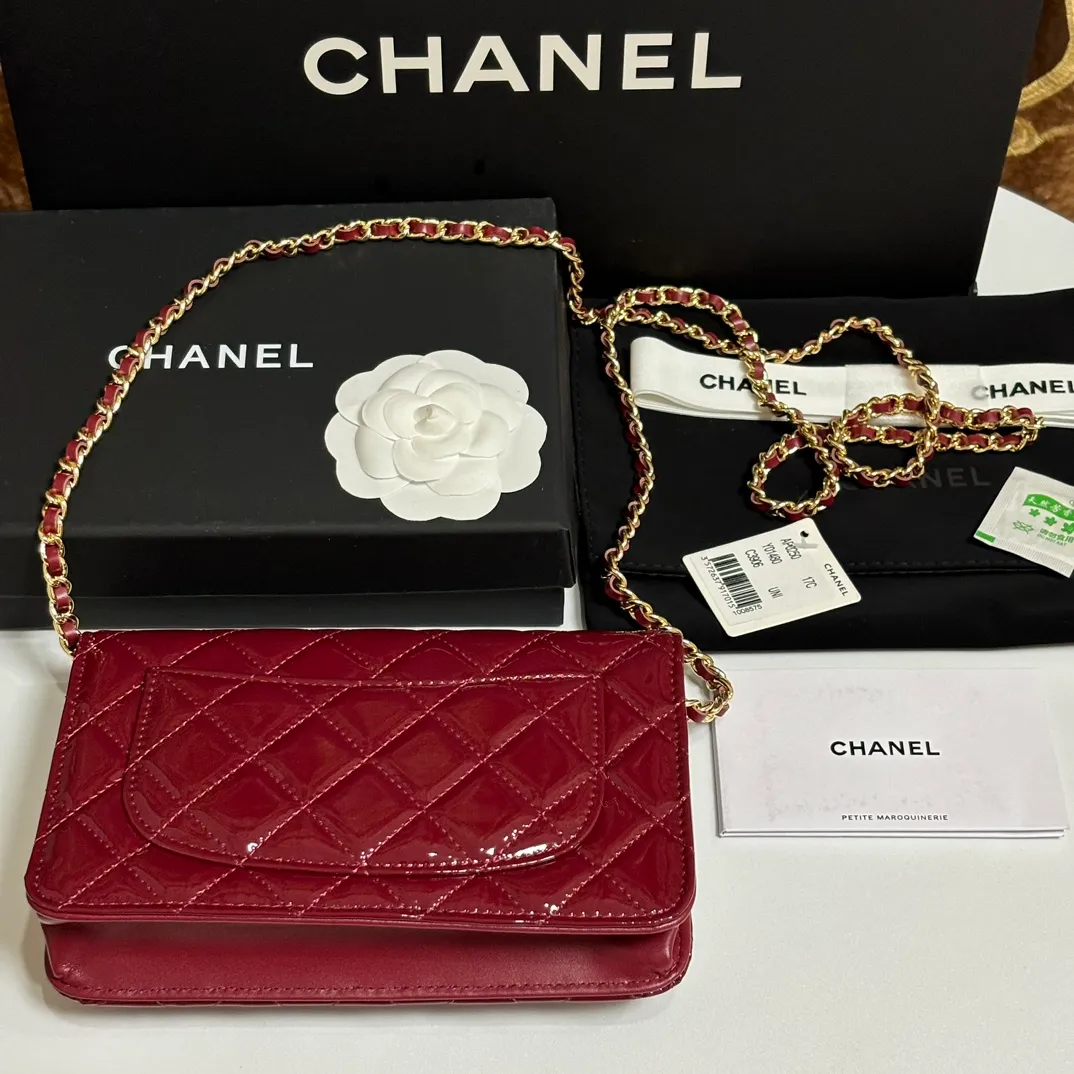 💰640 upgraded version of CHANE WOC chain bag💦Model number Ap500! ! ! Different from the previous classics, the current model uses suction buckles, which is more convenient.... One piece of leather to the end [Color] [Color] [Color] Top leather hardware, original quality! The details are so beautiful and the complete package! Size 19.5*12*3.5cm