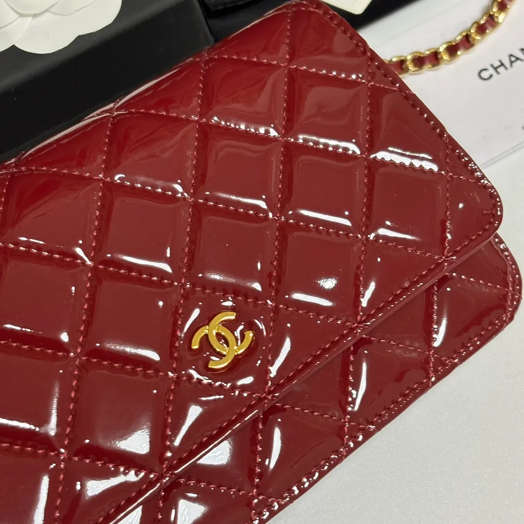 💰640 upgraded version of CHANE WOC chain bag💦Model number Ap500! ! ! Different from the previous classics, the current model uses suction buckles, which is more convenient.... One piece of leather to the end [Color] [Color] [Color] Top leather hardware, original quality! The details are so beautiful and the complete package! Size 19.5*12*3.5cm