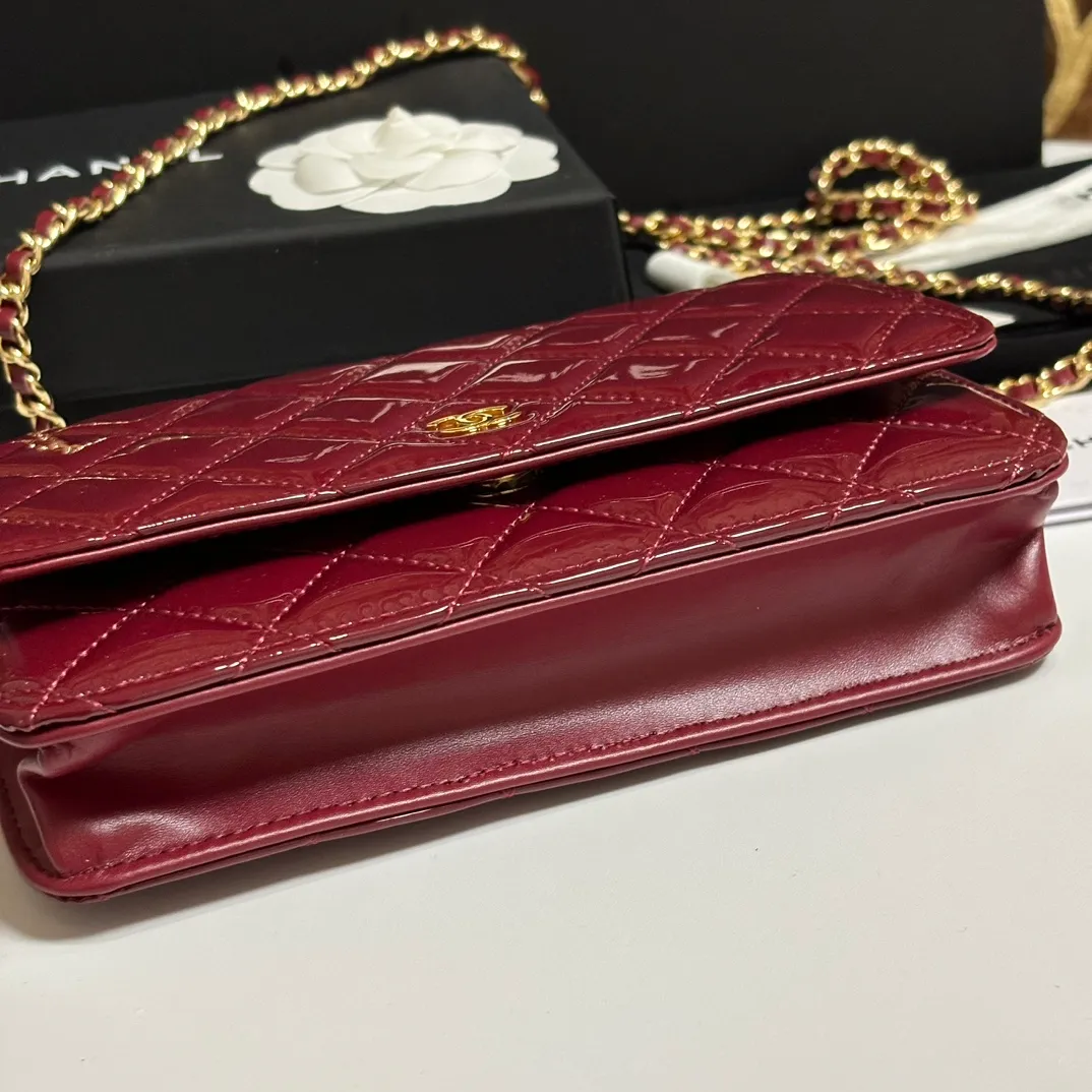 💰640 upgraded version of CHANE WOC chain bag💦Model number Ap500! ! ! Different from the previous classics, the current model uses suction buckles, which is more convenient.... One piece of leather to the end [Color] [Color] [Color] Top leather hardware, original quality! The details are so beautiful and the complete package! Size 19.5*12*3.5cm