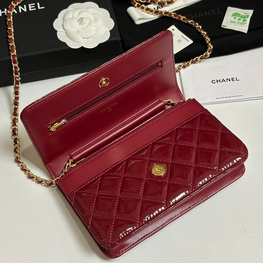 💰640 upgraded version of CHANE WOC chain bag💦Model number Ap500! ! ! Different from the previous classics, the current model uses suction buckles, which is more convenient.... One piece of leather to the end [Color] [Color] [Color] Top leather hardware, original quality! The details are so beautiful and the complete package! Size 19.5*12*3.5cm