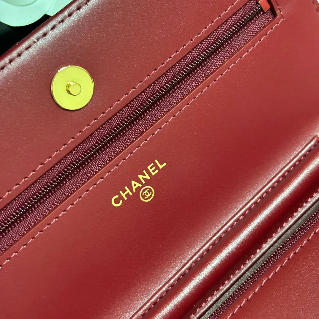💰640 upgraded version of CHANE WOC chain bag💦Model number Ap500! ! ! Different from the previous classics, the current model uses suction buckles, which is more convenient.... One piece of leather to the end [Color] [Color] [Color] Top leather hardware, original quality! The details are so beautiful and the complete package! Size 19.5*12*3.5cm