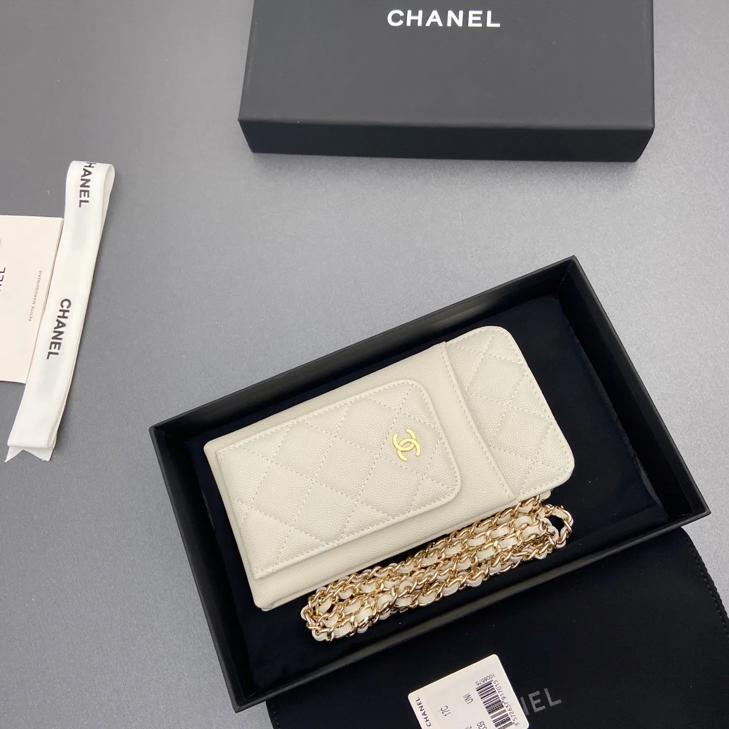 Xiaoxiang imported Italian grain cowhide Item No.: A0990 Price: 540 Color: White fine ball pattern light gold buckle Size: w18.5×h9×d3cm