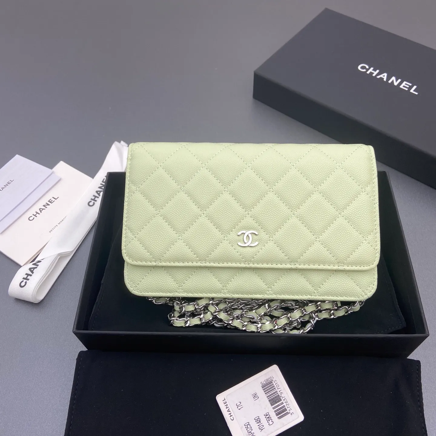 Xiaoxiang imported Italian caviar cowhide Item No.: A0250 Price: 640 Size: w20×h13×d3.5cm Color: Light green fine ball pattern silver steel mark