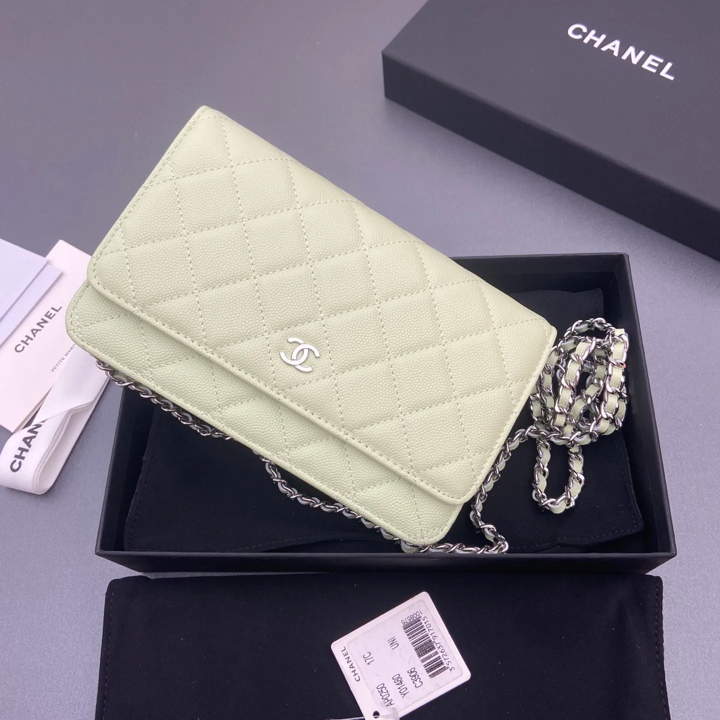 Xiaoxiang imported Italian caviar cowhide Item No.: A0250 Price: 640 Size: w20×h13×d3.5cm Color: Light green fine ball pattern silver steel mark
