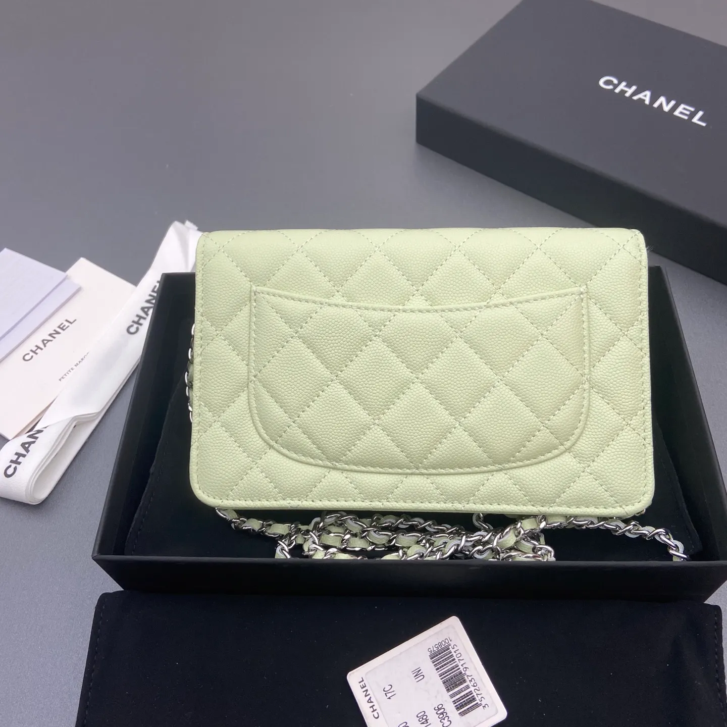 Xiaoxiang imported Italian caviar cowhide Item No.: A0250 Price: 640 Size: w20×h13×d3.5cm Color: Light green fine ball pattern silver steel mark