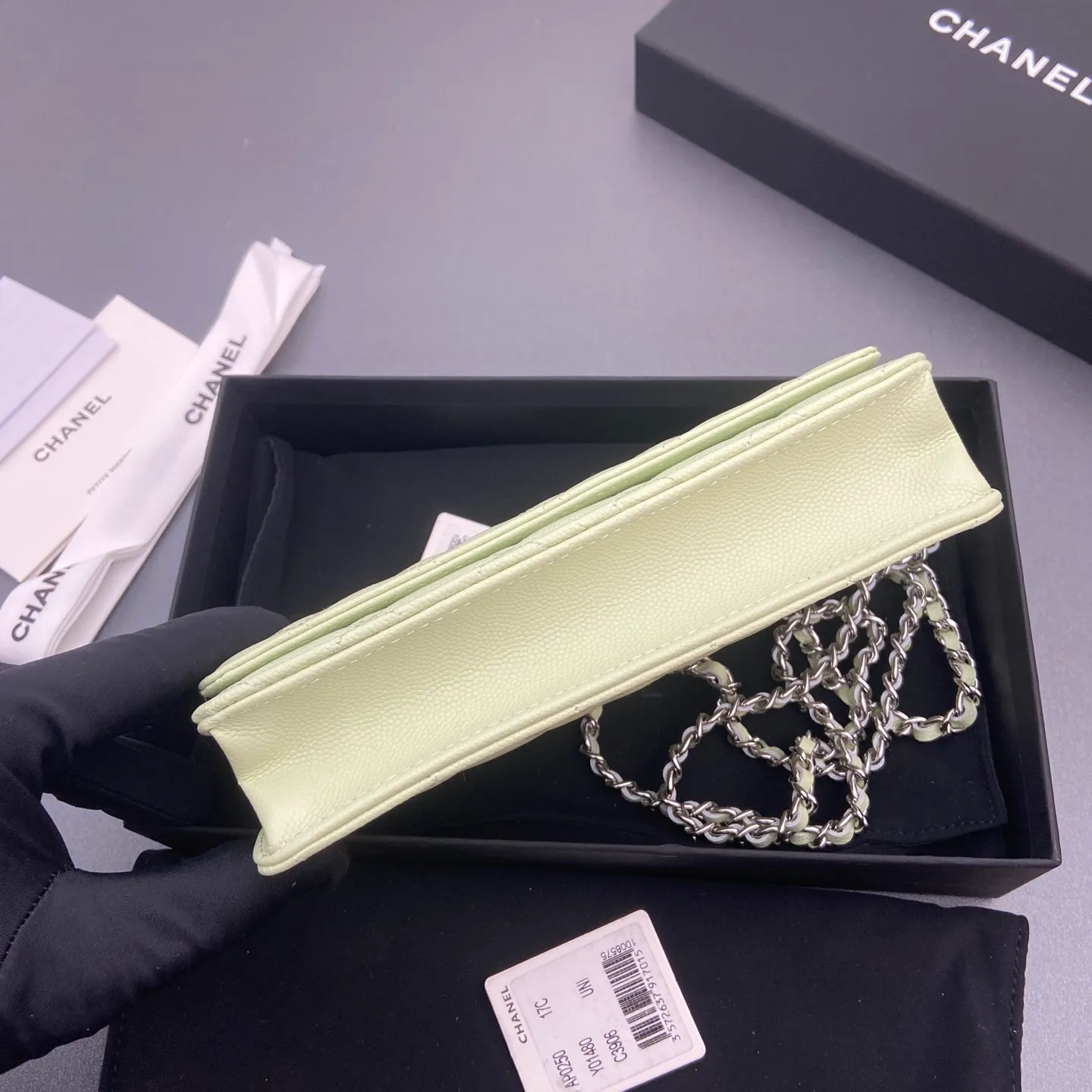 Xiaoxiang imported Italian caviar cowhide Item No.: A0250 Price: 640 Size: w20×h13×d3.5cm Color: Light green fine ball pattern silver steel mark
