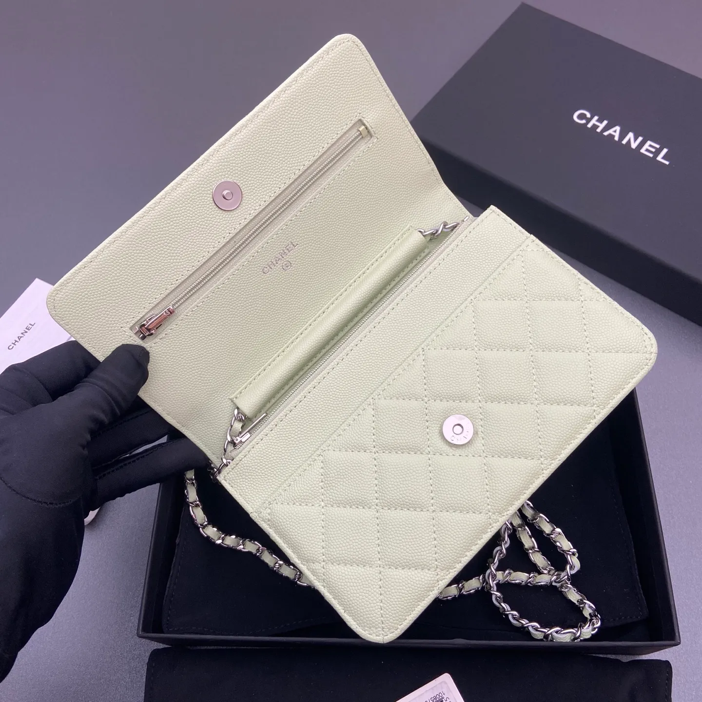 Xiaoxiang imported Italian caviar cowhide Item No.: A0250 Price: 640 Size: w20×h13×d3.5cm Color: Light green fine ball pattern silver steel mark
