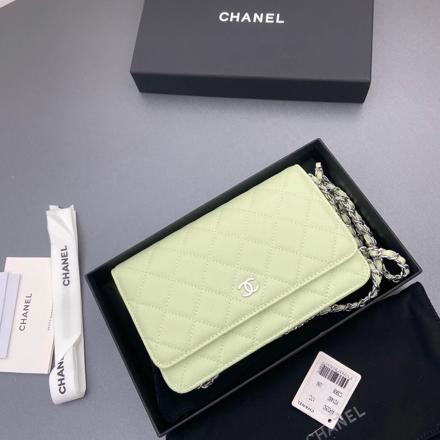 Xiaoxiang imported Italian caviar cowhide Item No.: A0250 Price: 640 Size: w20×h13×d3.5cm Color: Light green fine ball pattern silver steel mark