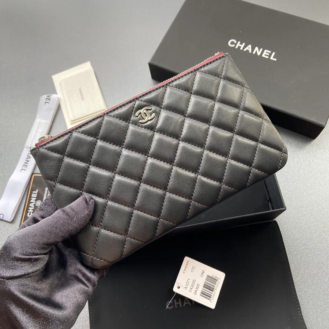 Xiaoxiang imported Italian sheepskin Item number: A1071 Price: 400 Size: w20×h12×d1.5 Color: black sheepskin with silver steel mark