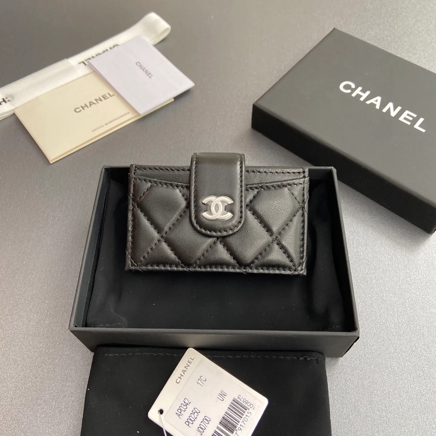 [Special grade hardware original leather] ¥400 Small fragrant organ multi-card slot card holder series with iconic metal logo Silver tone metal hardware, special Italian imported leather 6 card slots No.: 0342 Black sheepskin silver steel mark Size: w10×h6×2cm