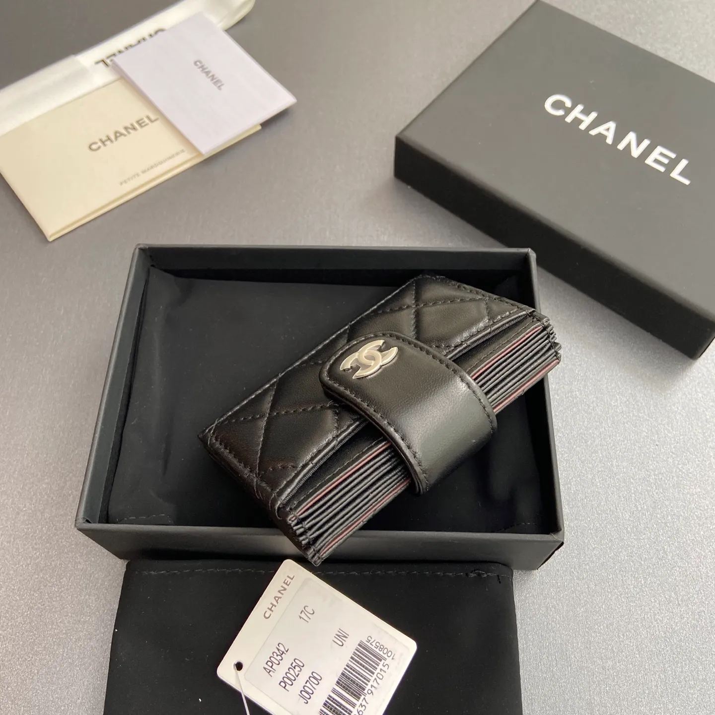 [Special grade hardware original leather] ¥400 Small fragrant organ multi-card slot card holder series with iconic metal logo Silver tone metal hardware, special Italian imported leather 6 card slots No.: 0342 Black sheepskin silver steel mark Size: w10×h6×2cm