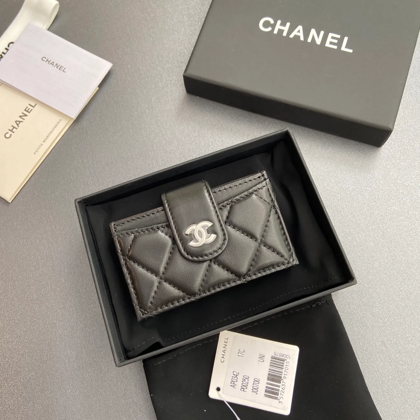 [Special grade hardware original leather] ¥400 Small fragrant organ multi-card slot card holder series with iconic metal logo Silver tone metal hardware, special Italian imported leather 6 card slots No.: 0342 Black sheepskin silver steel mark Size: w10×h6×2cm