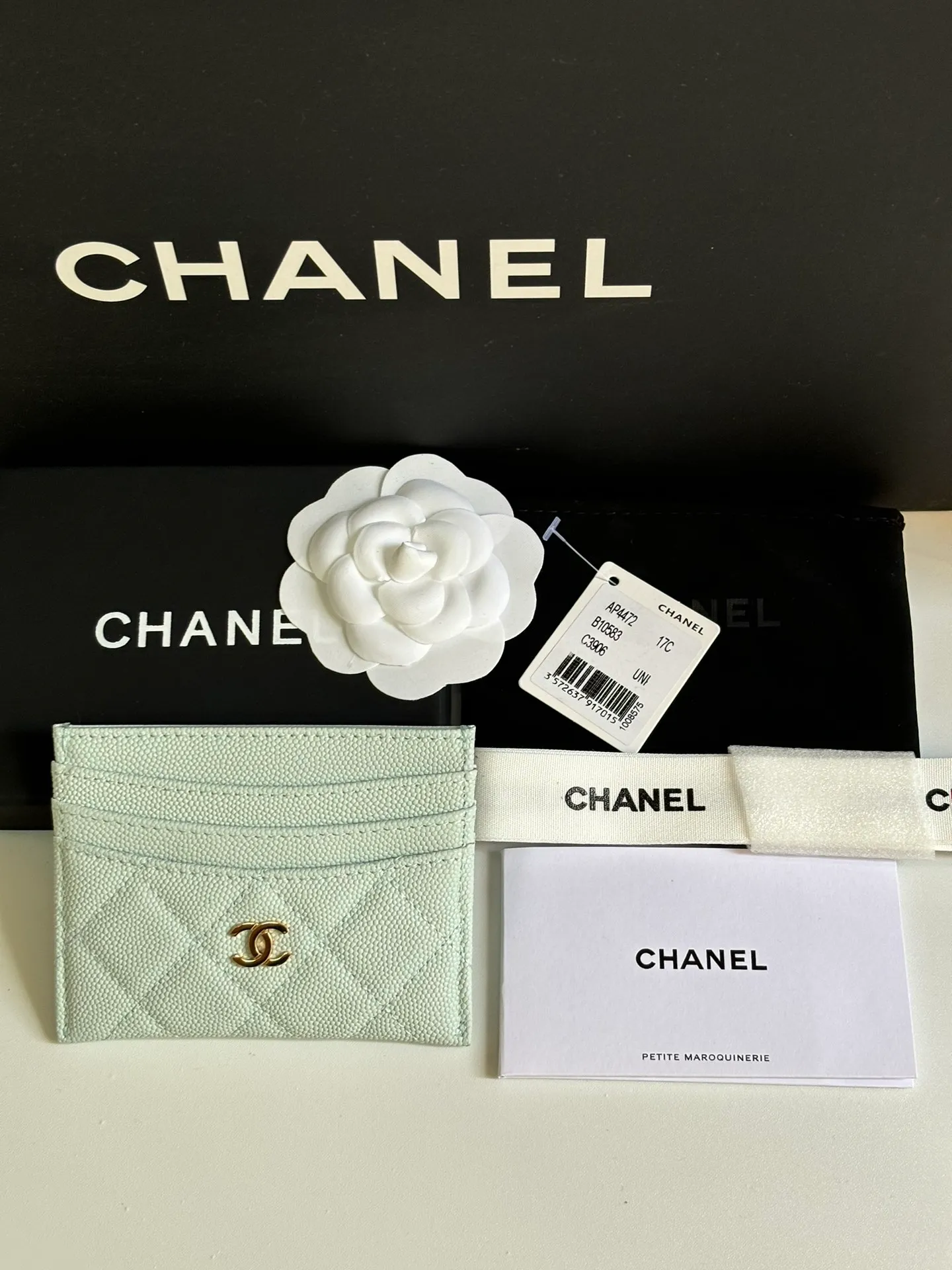 💰240 new product CH@NEL card holder has arrived💦This card holder adds a few more card slots based on the old model, making it more practical. It has original quality and beautiful details. Model No. AP8944, size 11*8*1cm.