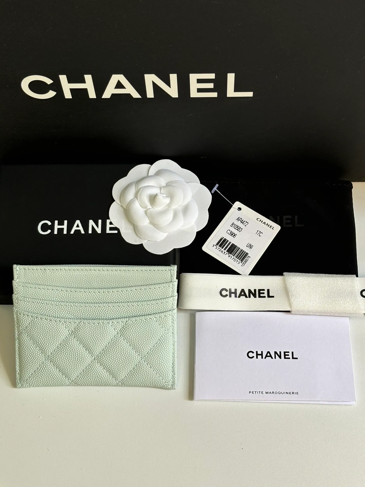 💰240 new product CH@NEL card holder has arrived💦This card holder adds a few more card slots based on the old model, making it more practical. It has original quality and beautiful details. Model No. AP8944, size 11*8*1cm.