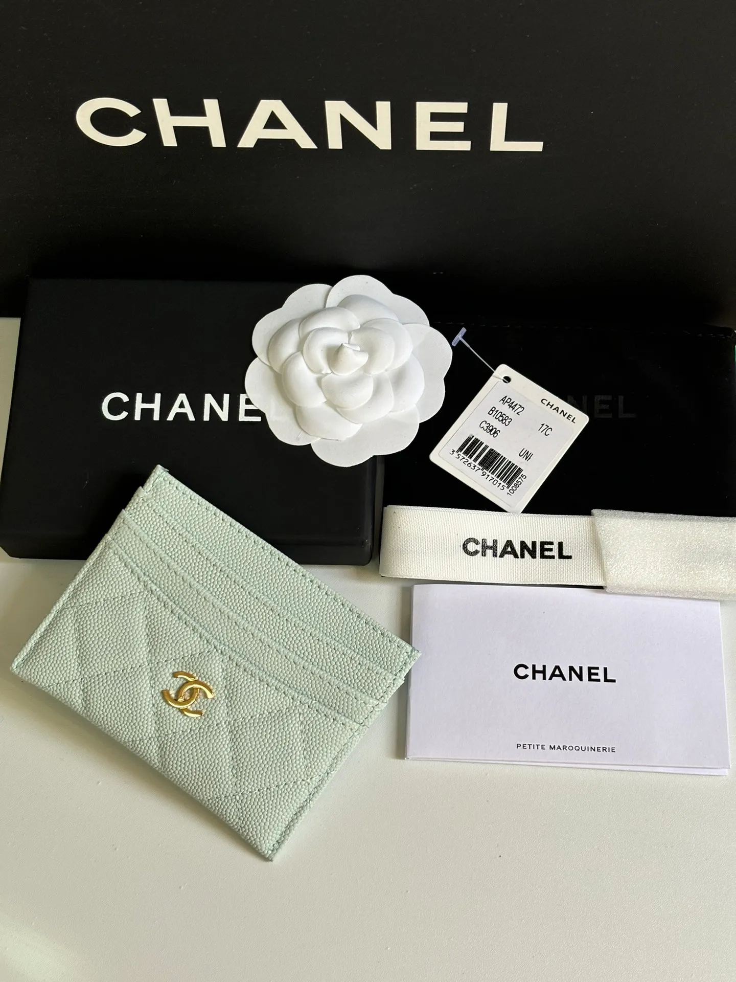 💰240 new product CH@NEL card holder has arrived💦This card holder adds a few more card slots based on the old model, making it more practical. It has original quality and beautiful details. Model No. AP8944, size 11*8*1cm.